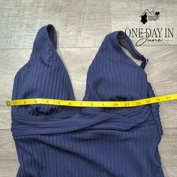 Cupshe V Front Textured One Piece Swimsuit Size L - Picture 3 of 5